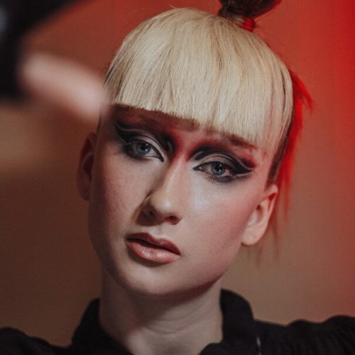Modelka s výrazným kreatívnym make-upom od Elicolay Makeup.