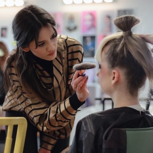Elicolay Makeup pri aplikácii profesionálneho make-upu na modelku počas vizážistickej práce.